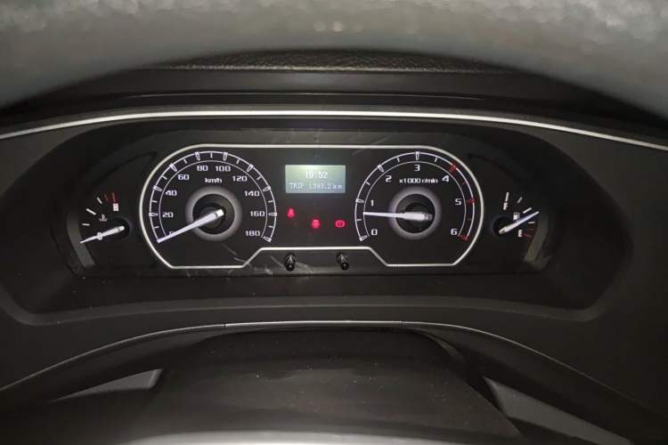 Used SAIC MAXUS Xintu V80 2025 Value Edition Aoyuntong 2.0T Manual Short Wheelbase Ultra-Low Roofline 127 Ps 5/6 Seats Instrument Cluster