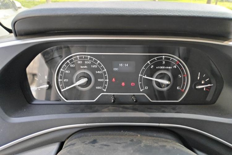 Used SAIC MAXUS Xintu V80 2025 Value Edition Aoyuntong 2.0T Manual Long Wheelbase Mid-Height Design 127 Ps 6/7/9-Seater Instrument Cluster