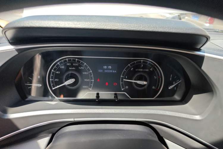 Used SAIC MAXUS Xintu V80 2025 Value Edition Aoyuntong 2.0T AMT Long Wheelbase Ultra-Low Roof 127 PS 6/7/9 Seats Instrument Cluster
