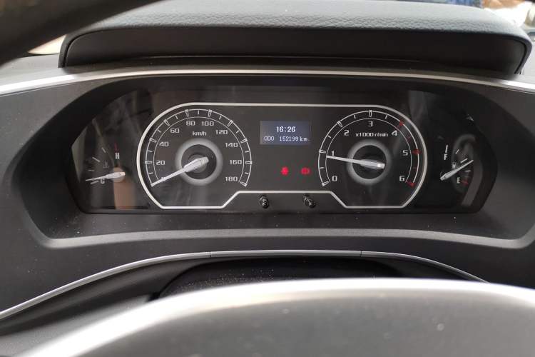 Used SAIC MAXUS Xintu V80 2025 Value Edition Aoyuntong 2.0T Manual Long Wheelbase Mid-Height Design 127 Ps 6/7/9-Seater Instrument Cluster