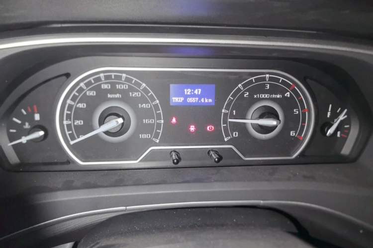 Used SAIC MAXUS Xintu V80 2025 Value Edition Aoyuntong 2.0T Manual Short Wheelbase Ultra-Low Roofline 127 Ps 5/6 Seats Instrument Cluster