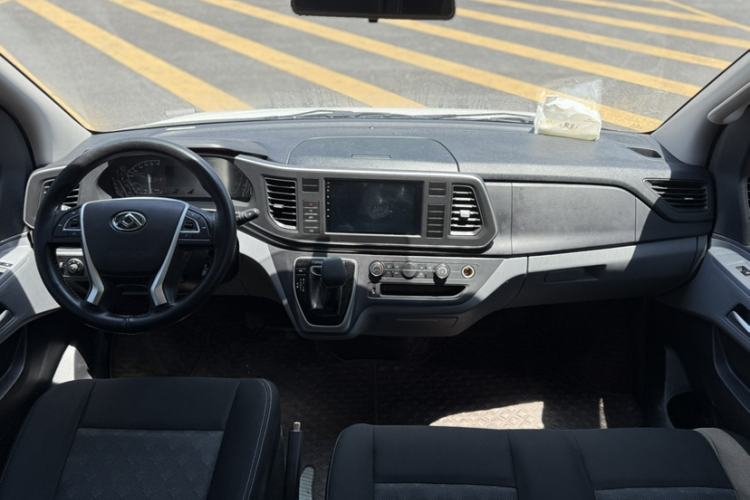 Used SAIC MAXUS Xintu V80 2025 PRO Aoyuntong 2.0T AMT Short Wheelbase Mid-Height 5/6-Seater Interior 1