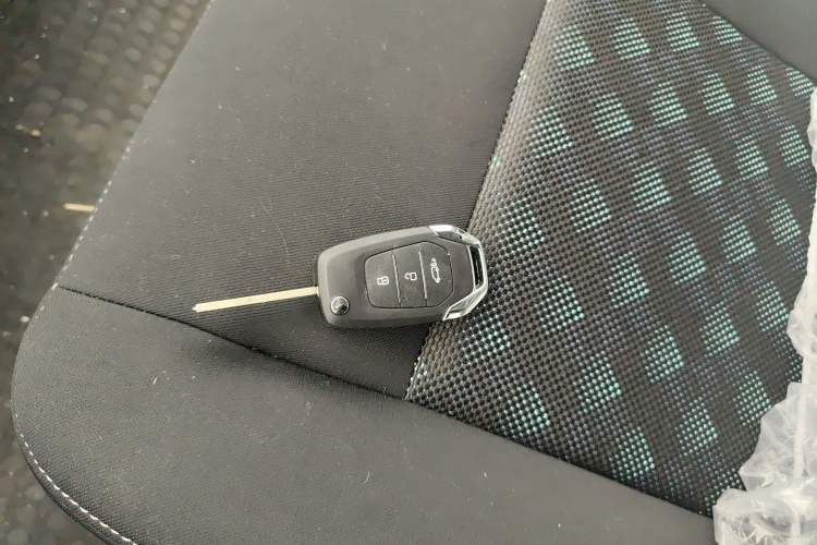 Used SAIC MAXUS Xintu V80 2025 Value Edition Aoyuntong 2.0T Manual Short Wheelbase Mid-Height 127 Ps 5/6 Seats Interior 1