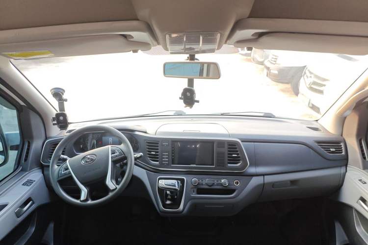Used SAIC MAXUS Xintu V80 2025 PRO Aoyuntong 2.0T Automatic Long-Wheelbase Mid-Roof Model with 6/7/8/9 Seats Interior 2