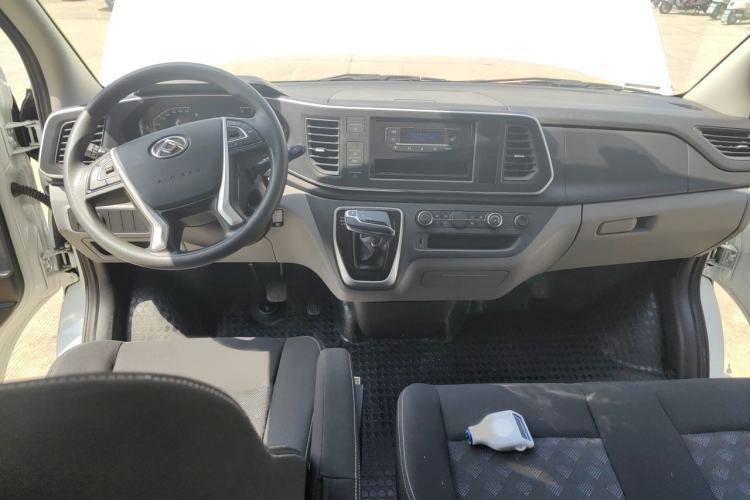 Used SAIC MAXUS Xintu V80 2025 PRO Aoyuntong 2.0T Automatic Short Wheelbase Ultra-Low Roof 5/6-Seater Interior 2