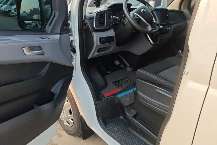 Used SAIC MAXUS Xintu V80 2025 PRO Aoyuntong 2.0T Automatic Long-Wheelbase Mid-Roof Model with 6/7/8/9 Seats Interior 3