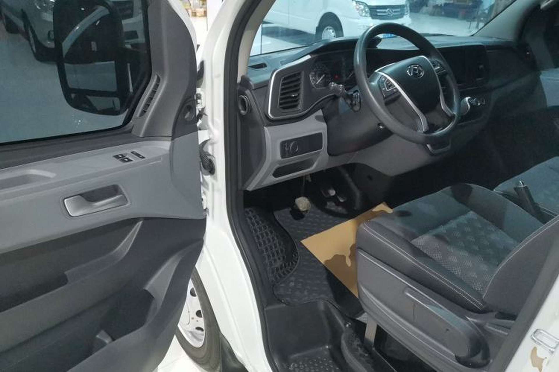 Used SAIC MAXUS Xintu V80 2025 Value Edition City Distribution King 2.0T Manual Long Wheelbase Mid-Roof 127 Ps 3 Seats Interior 3