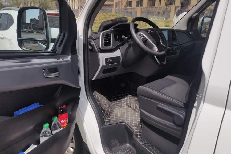 Used SAIC MAXUS Xintu V80 2025 PRO Aoyuntong 2.0T Automatic Short Wheelbase Ultra-Low Roof 5/6-Seater Interior 3