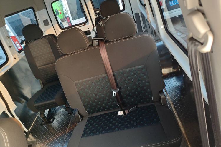 Used SAIC MAXUS Xintu V80 2025 PRO Aoyuntong 2.0T Automatic Long-Wheelbase Mid-Roof Model with 6/7/8/9 Seats Interior 4