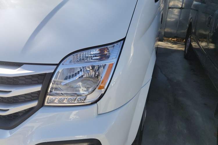 Used SAIC MAXUS Xintu V80 2025 Value Edition Aoyuntong 2.0T Manual Short Wheelbase Mid-Height 127 Ps 5/6 Seats Left Front Headlight