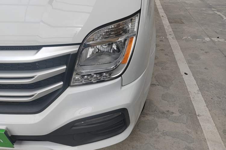 Used SAIC MAXUS Xintu V80 2025 Value Edition Aoyuntong 2.0T Manual Long Wheelbase Mid-Height Design 127 Ps 6/7/9-Seater Left Front Headlight