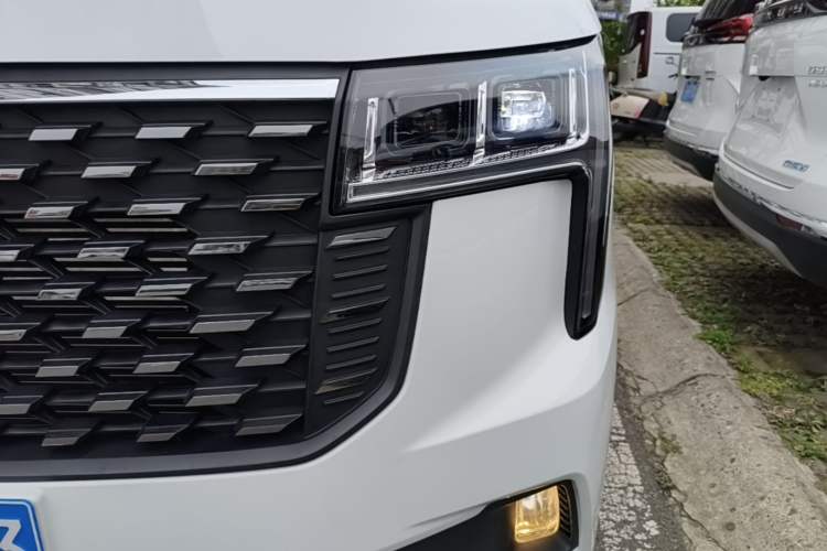 Used SAIC MAXUS Xintu V80 2025 PRO Aoyuntong 2.0T Automatic Long-Wheelbase Mid-Roof Model with 6/7/8/9 Seats Left Front Headlight