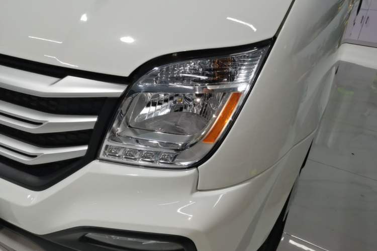 Used SAIC MAXUS Xintu V80 2025 Value Edition Aoyuntong 2.0T Manual Short Wheelbase Mid-Height 127 Ps 5/6 Seats Left Front Headlight