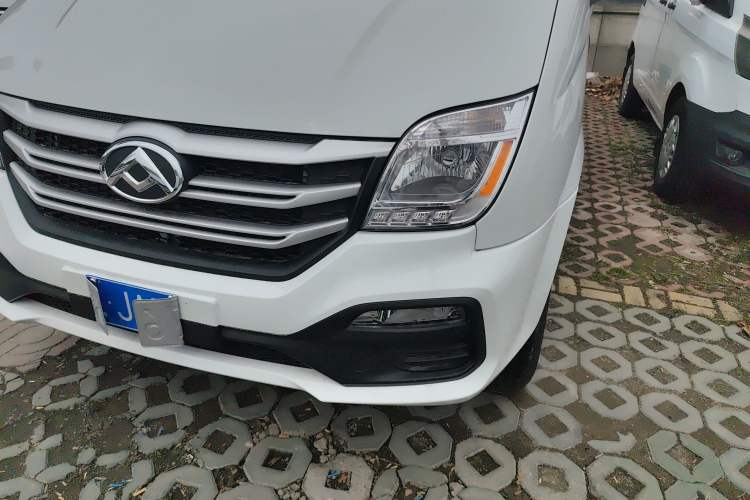 Used SAIC MAXUS Xintu V80 2025 Value Edition Aoyuntong 2.0T Manual Short Wheelbase Mid-Height 127 Ps 5/6 Seats Left Front Headlight
