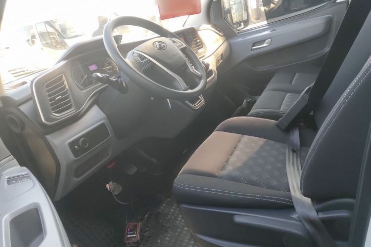 Used SAIC MAXUS Xintu V80 2025 Value Edition Aoyuntong 2.0T Manual Short Wheelbase Mid-Height 127 Ps 5/6 Seats Left Front Seat