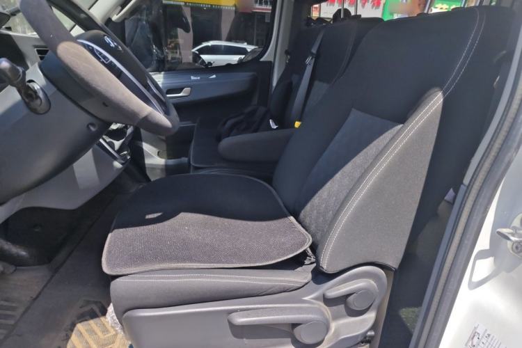 Used SAIC MAXUS Xintu V80 2025 Value Edition Aoyuntong 2.0T Manual Short Wheelbase Mid-Height 127 Ps 5/6 Seats Left Front Seat