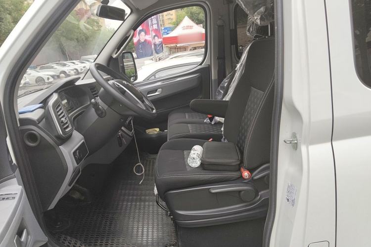 Used SAIC MAXUS Xintu V80 2025 Value Edition Aoyuntong 2.0T AMT Short Wheelbase Mid-Height 127 Ps 5/6 Seats Left Front Seat
