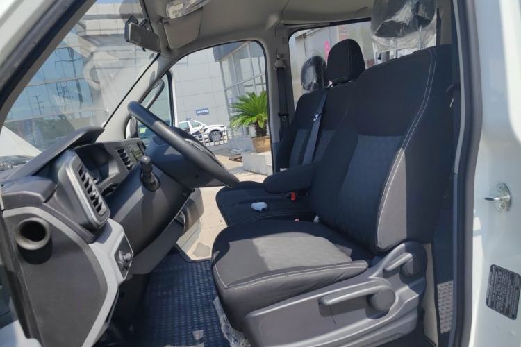 Used SAIC MAXUS Xintu V80 2025 PRO Aoyuntong 2.0T Automatic Short Wheelbase Ultra-Low Roof 5/6-Seater Left Front Seat