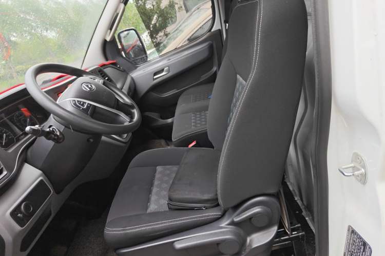 Used SAIC MAXUS Xintu V80 2025 Value Edition Urban Delivery King 2.0T Manual Short Wheelbase Ultra-Low Roof 127 Ps 3 Seats Left Front Seat