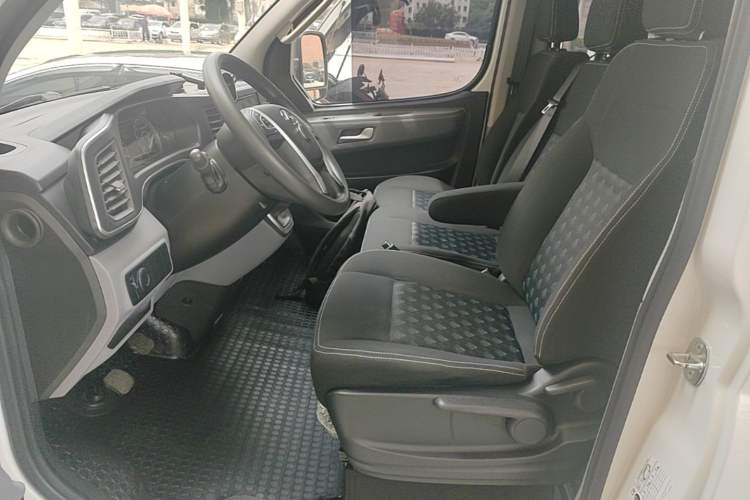 Used SAIC MAXUS Xintu V80 2025 Value Edition Aoyuntong 2.0T Manual Long Wheelbase Mid-Height Design 127 Ps 6/7/9-Seater Left Front Seat