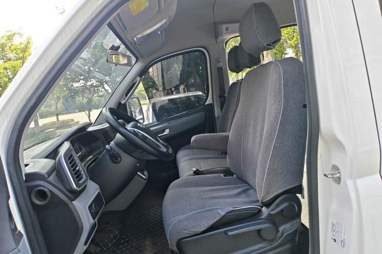 Used SAIC MAXUS Xintu V80 2025 Value Edition Aoyuntong 2.0T Manual Long Wheelbase Mid-Height Design 127 Ps 6/7/9-Seater Left Front Seat