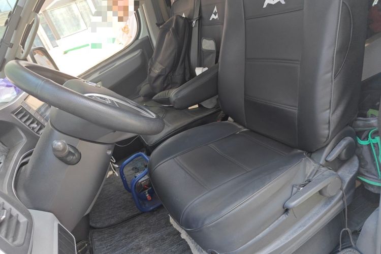 Used SAIC MAXUS Xintu V80 2025 PRO Aoyuntong 2.0T Automatic Short Wheelbase Ultra-Low Roof 5/6-Seater Left Front Seat