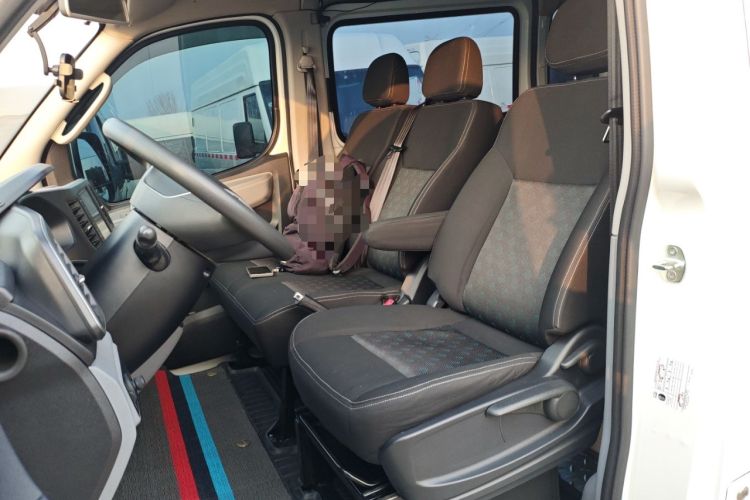 Used SAIC MAXUS Xintu V80 2025 PRO Aoyuntong 2.0T Automatic Long-Wheelbase Mid-Roof Model with 6/7/8/9 Seats Left Front Seat
