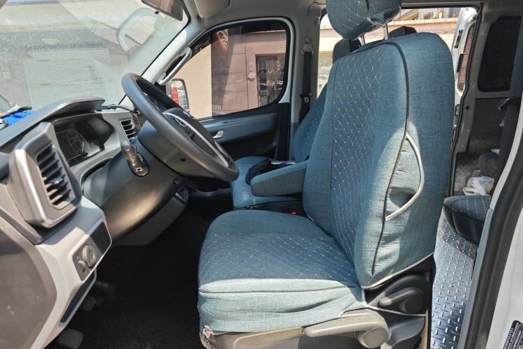 Used SAIC MAXUS Xintu V80 2025 Value Edition Aoyuntong 2.0T AMT Long Wheelbase Ultra-Low Roof 127 PS 6/7/9 Seats Left Front Seat