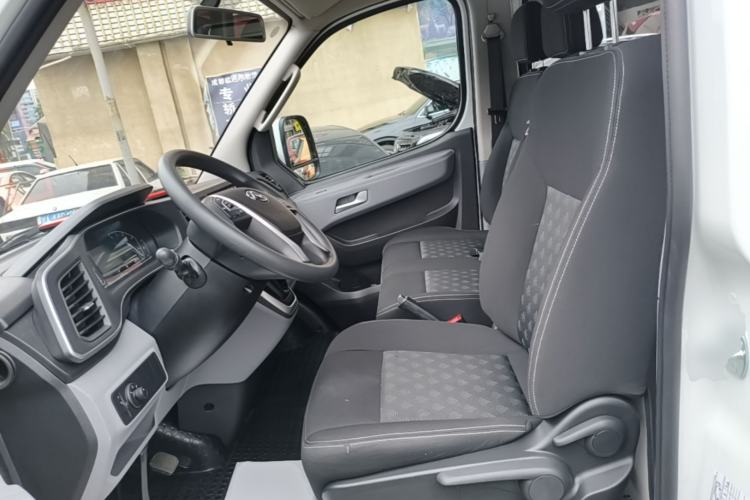 Used SAIC MAXUS Xintu V80 2025 PRO Aoyuntong 2.0T Automatic Long-Wheelbase Mid-Roof Model with 6/7/8/9 Seats Left Front Seat
