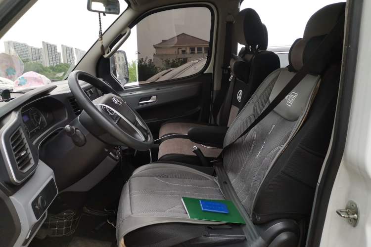 Used SAIC MAXUS Xintu V80 2025 Value Edition Aoyuntong 2.0T Manual Long Wheelbase Mid-Height Design 127 Ps 6/7/9-Seater Left Front Seat