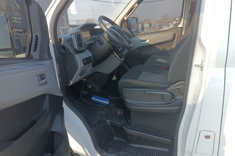 Used SAIC MAXUS Xintu V80 2025 Value Edition Aoyuntong 2.0T Manual Short Wheelbase Mid-Height 127 Ps 5/6 Seats Left Front Seat