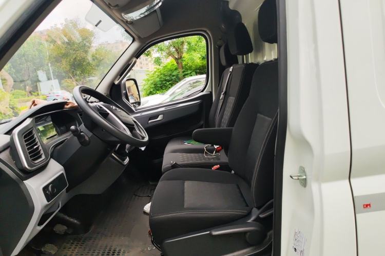 Used SAIC MAXUS Xintu V80 2025 Value Edition City Distribution King 2.0T Manual Short Wheelbase Mid-Roof 127 Ps 3 Seats Left Front Seat