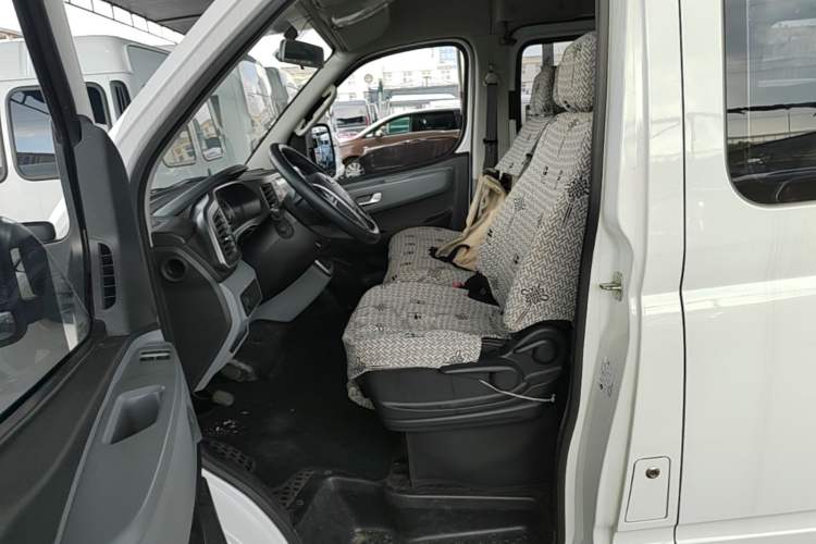 Used SAIC MAXUS Xintu V80 2025 Value Edition Aoyuntong 2.0T Manual Long Wheelbase Mid-Height Design 127 Ps 6/7/9-Seater Left Front Seat