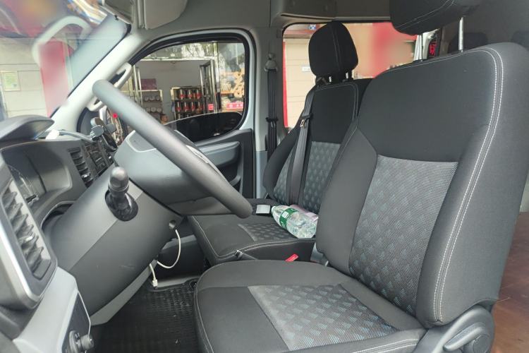 Used SAIC MAXUS Xintu V80 2025 PRO Aoyuntong 2.0T AMT Short Wheelbase Mid-Height 7/8/9-Seater Left Front Seat