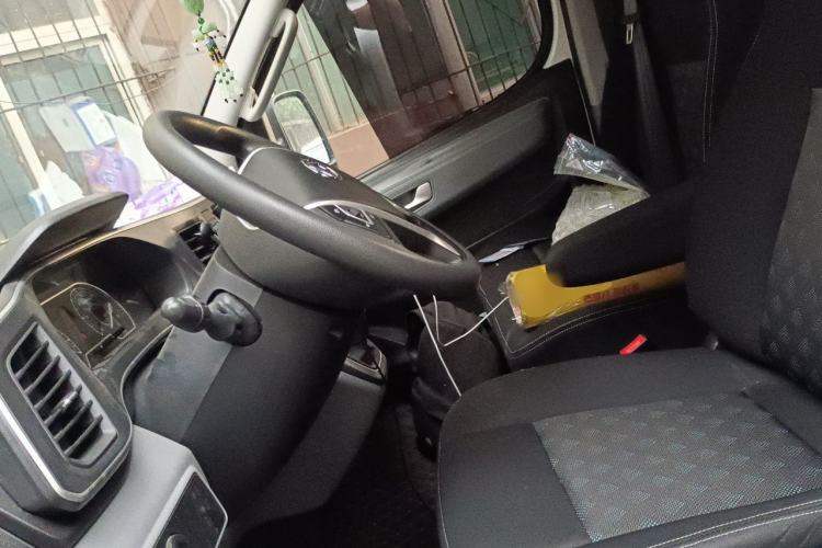 Used SAIC MAXUS Xintu V80 2025 Value Edition Aoyuntong 2.0T Manual Short Wheelbase Mid-Height 127 Ps 5/6 Seats Left Front Seat