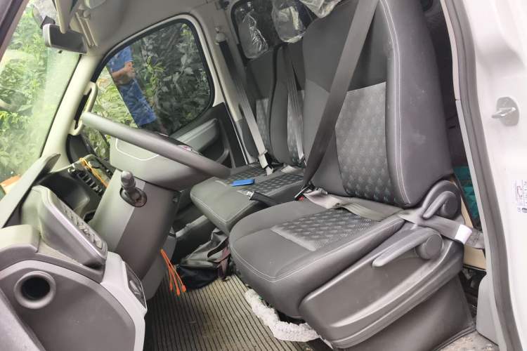 Used SAIC MAXUS Xintu V80 2025 Value Edition Aoyuntong 2.0T AMT Long Wheelbase Mid-Height Roof 127 Ps 6/7/9-Seater Left Front Seat