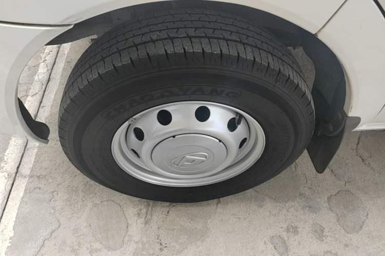 Used SAIC MAXUS Xintu V80 2025 Value Edition Aoyuntong 2.0T Manual Long Wheelbase Mid-Height Design 127 Ps 6/7/9-Seater Left Front Wheel Hub