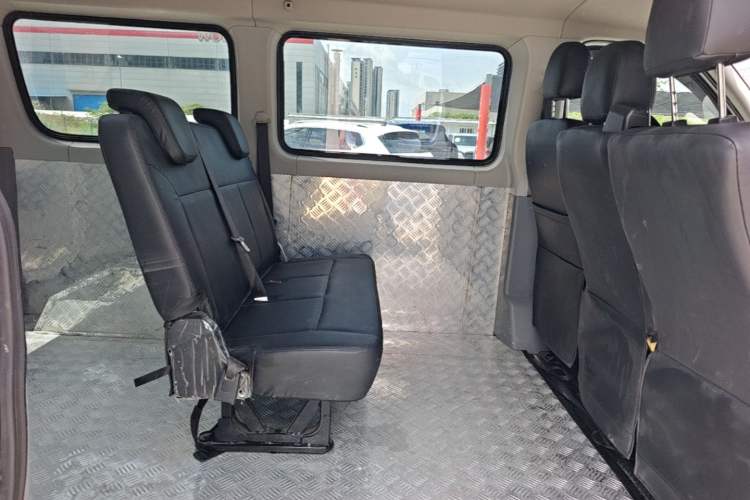 Used SAIC MAXUS Xintu V80 2025 PRO Aoyuntong 2.0T Automatic Short Wheelbase Ultra-Low Roof 5/6-Seater Left Rear Seat