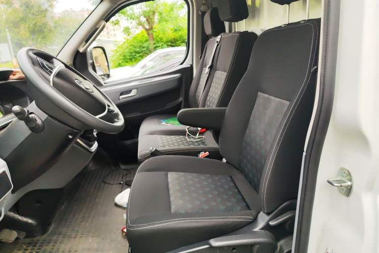 Used SAIC MAXUS Xintu V80 2025 Value Edition City Distribution King 2.0T Manual Short Wheelbase Mid-Roof 127 Ps 3 Seats Left Rear Seat