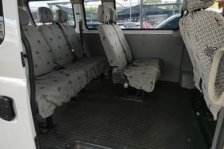 Used SAIC MAXUS Xintu V80 2025 Value Edition Aoyuntong 2.0T Manual Long Wheelbase Mid-Height Design 127 Ps 6/7/9-Seater Left Rear Seat