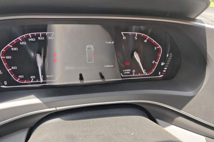 Used SAIC MAXUS Xintu V80 2025 Value Edition Aoyuntong 2.0T Manual Short Wheelbase Mid-Height 127 Ps 5/6 Seats Odometer Close Up
