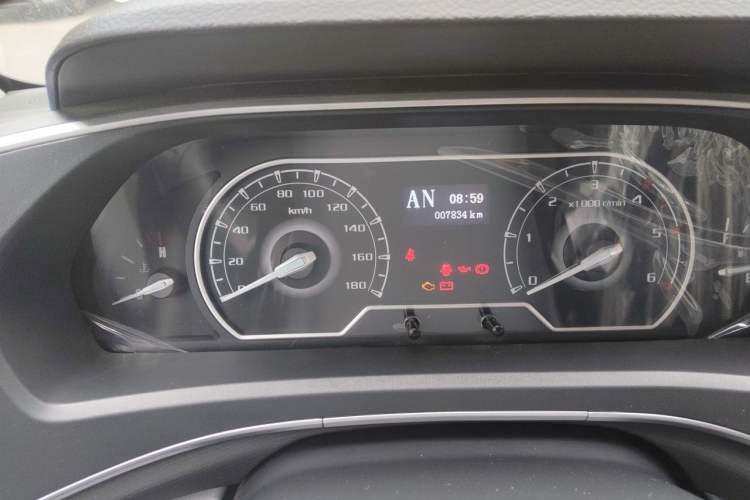 Used SAIC MAXUS Xintu V80 2025 Value Edition Aoyuntong 2.0T AMT Short Wheelbase Mid-Height 127 Ps 5/6 Seats Odometer Close Up