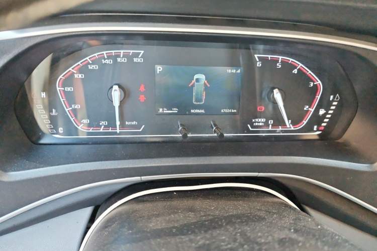 Used SAIC MAXUS Xintu V80 2025 PRO Aoyuntong 2.0T Automatic Long-Wheelbase Mid-Roof Model with 6/7/8/9 Seats Odometer Close Up
