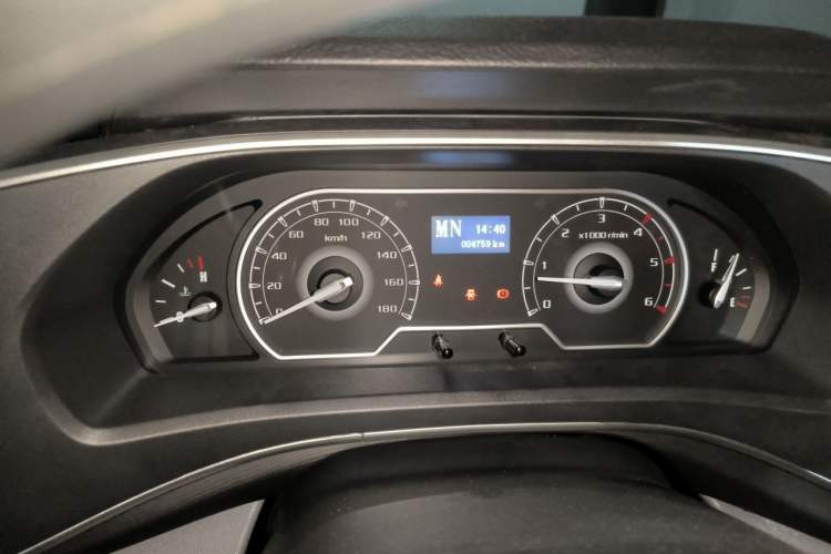 Used SAIC MAXUS Xintu V80 2025 PRO Aoyuntong 2.0T AMT Short Wheelbase Ultra-Low Roof 5/6 Seats Odometer Close Up