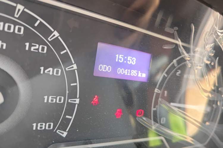 Used SAIC MAXUS Xintu V80 2025 PRO Aoyuntong 2.0T Manual Short Wheelbase Mid-Height 5/6-Seater Odometer Close Up