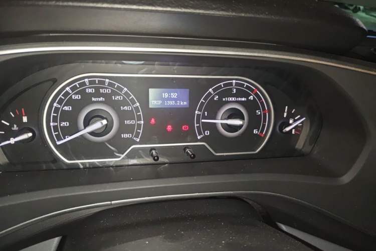 Used SAIC MAXUS Xintu V80 2025 Value Edition Aoyuntong 2.0T Manual Short Wheelbase Ultra-Low Roofline 127 Ps 5/6 Seats Odometer Close Up