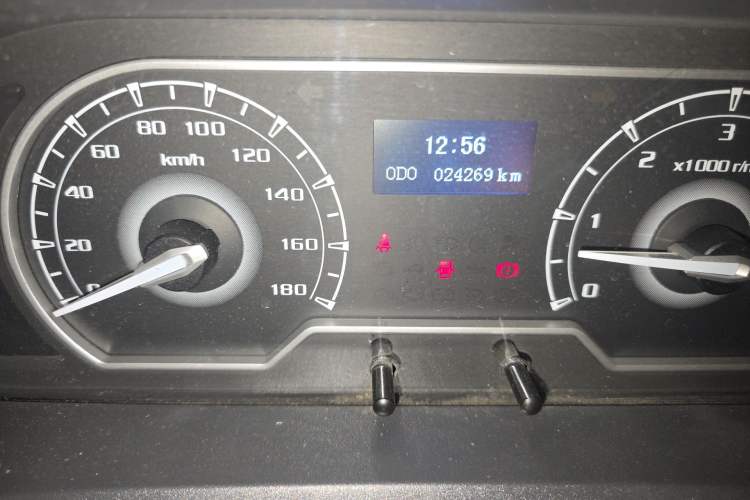 Used SAIC MAXUS Xintu V80  Odometer Close Up