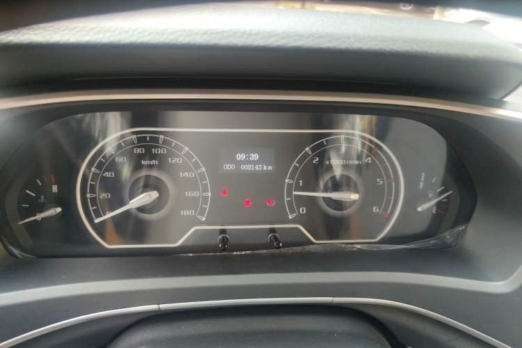 Used SAIC MAXUS Xintu V80 2025 Value Edition Aoyuntong 2.0T Manual Long Wheelbase Mid-Height Design 127 Ps 6/7/9-Seater Odometer Close Up