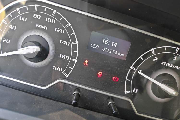 Used SAIC MAXUS Xintu V80 2025 Value Edition Aoyuntong 2.0T Manual Long Wheelbase Mid-Height Design 127 Ps 6/7/9-Seater Odometer Close Up