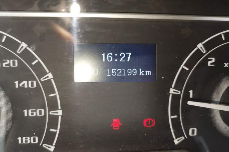 Used SAIC MAXUS Xintu V80 2025 Value Edition Aoyuntong 2.0T Manual Long Wheelbase Mid-Height Design 127 Ps 6/7/9-Seater Odometer Close Up